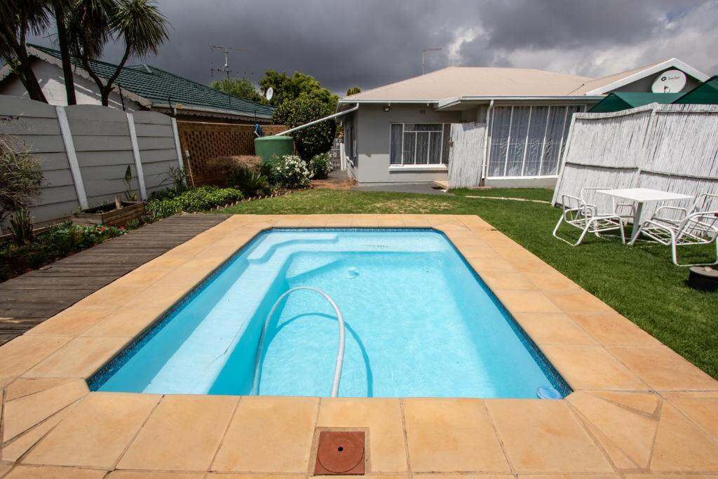 Outdoor swimming pool at Willow Guest House Boksburg