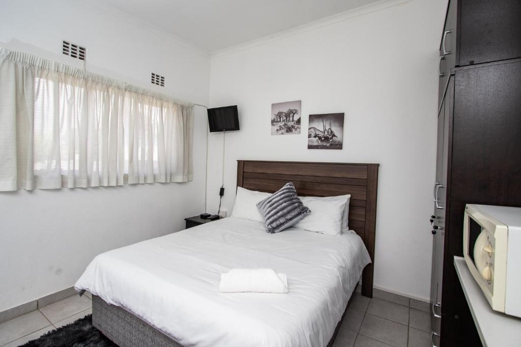 Room interior at Willow Guest House Boksburg, photo 2