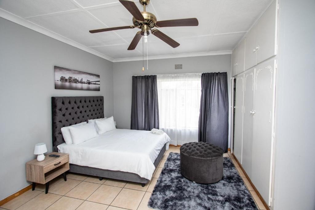Room interior at Willow Guest House Boksburg, photo 3